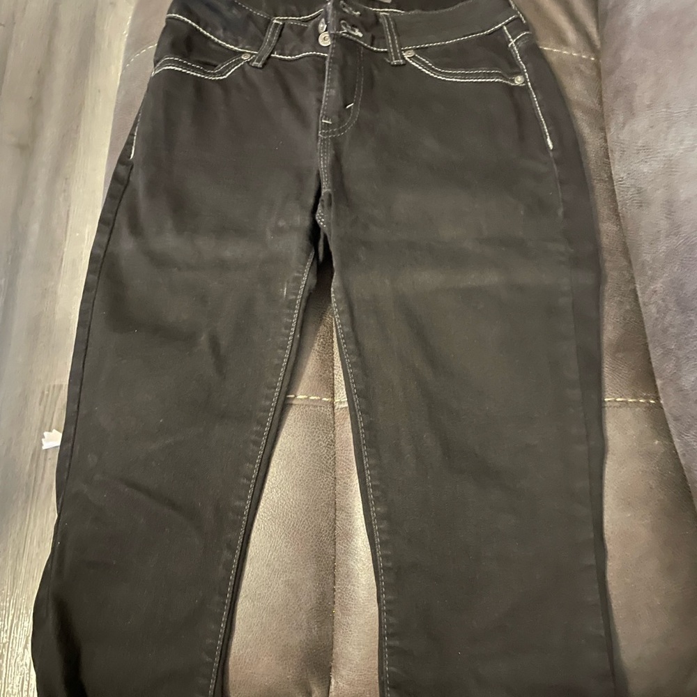 Black Capri Levi’s. Perfect condition. Unfortunately, don’t fit anymore